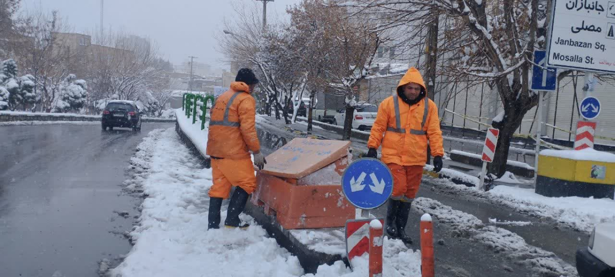 تلاش 660 نیروی خدماتی و فضای سبز منطقه یک قم همزمان با بارش برف